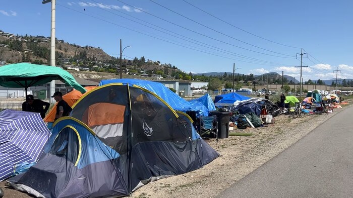 Des tentes sur le bord d'une route.