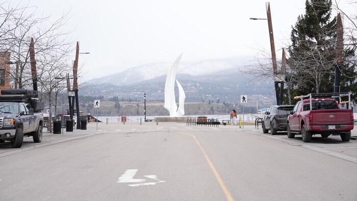 Une rue de Kelowna qui mène à une statue près du lac Okanagan, le 12 janvier 2026.