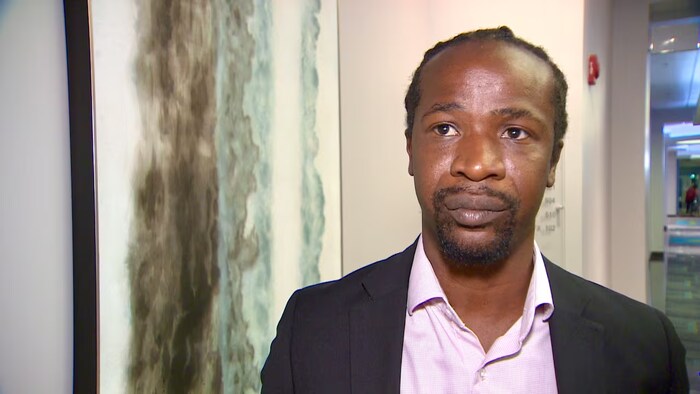 Un homme interviewé.