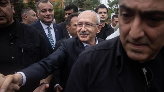 Kemal Kiliçdaroglu salue ses partisans.