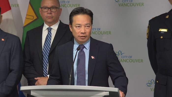 Le maire de Vancouver, Ken Sim,  en conférence de presse, le 4 septembre 2025.