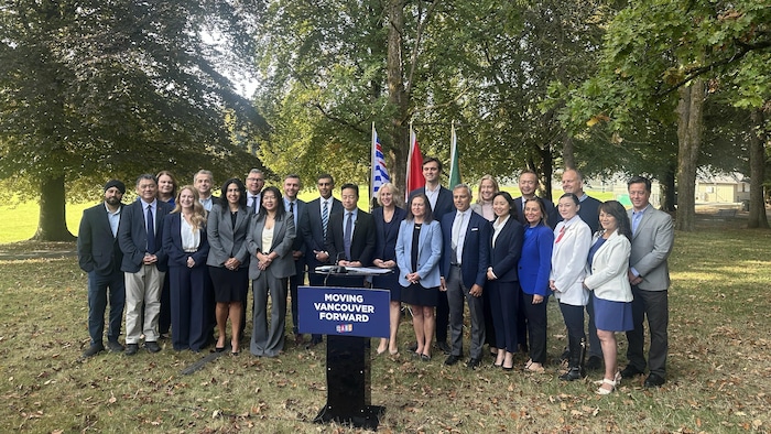 Ken Sim et son équipe réunis à l'extérieur du centre communautaire Dunbar le 21 septembre 2026.  