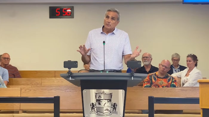 Ken Todd devant le conseil municipal de Niagara Falls