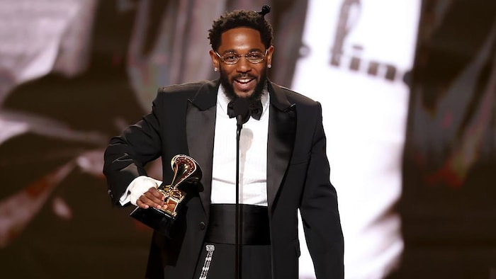 Kendrick Lamar reçoit le prix du meilleur album rap sur scène.