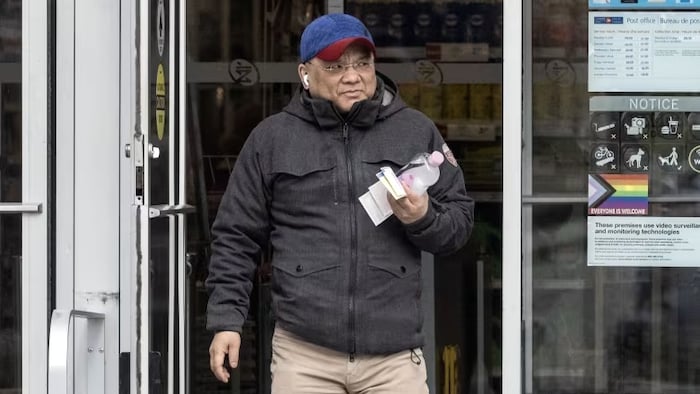 Kenneth Law sortant d'un bureau de poste.