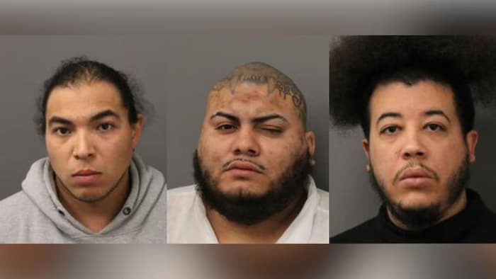 Un collage des photos judiciaires des trois accusés : Kenny Banchon Urbina, Carlos Ricardo Gutierrez et Carlos Pena Torrez.