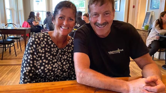 Kenny MacAulay en compagnie de son épouse, Pamela Grant, sur une photo fournie par sa famille. 