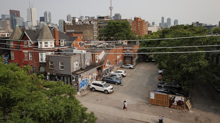 Un piéton traverse le marché de Kensington à Toronto le 5 juin 2023. 