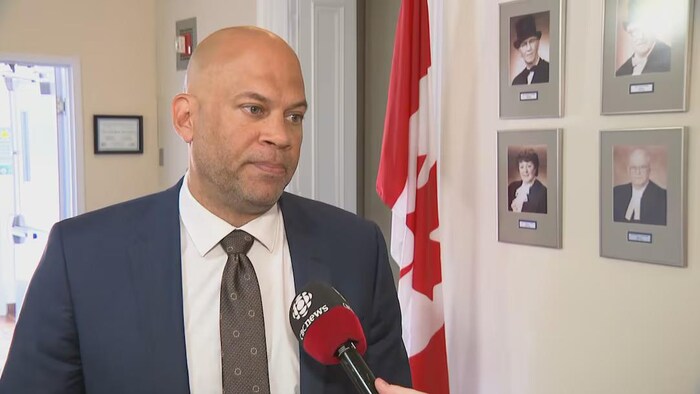 Gord McNeilly en entrevue à l’Assemblée législative de la province.