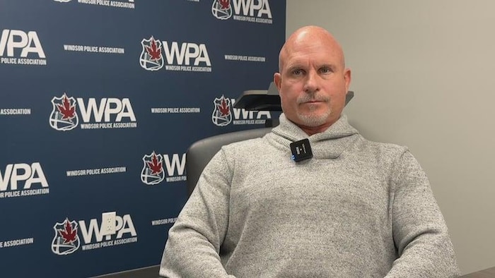 Kent Rice, président de l’Association des policiers de Windsor, regarde la caméra.