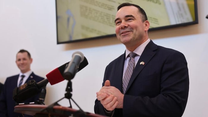 Le ministre des Pêches Kent Smith devant un micro.