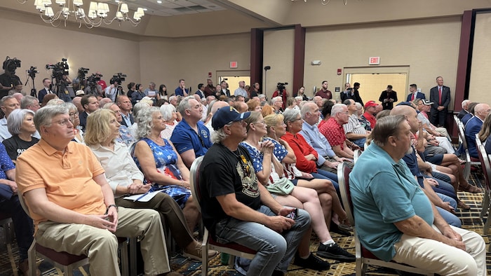 Une centaine de personnes écoutent Ed Gallrein prononcer un discours lors d'un rassemblement à Erlanger.