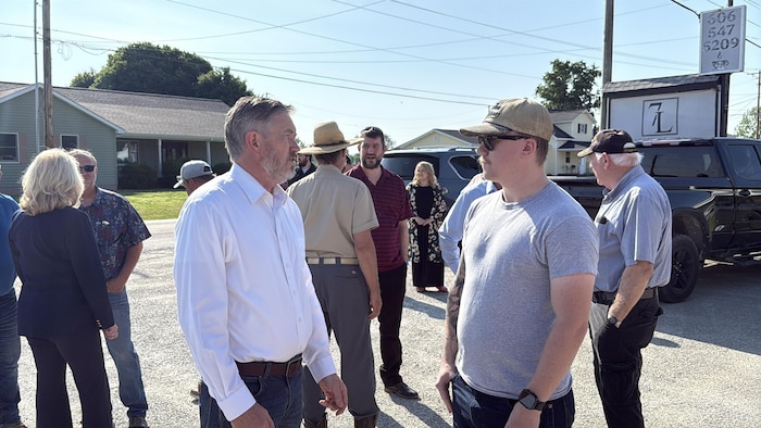 Thomas Massie discute avec Levi Rhodes devant le café du village de Greenup où s'est tenu un rassemblement avec l'élu.