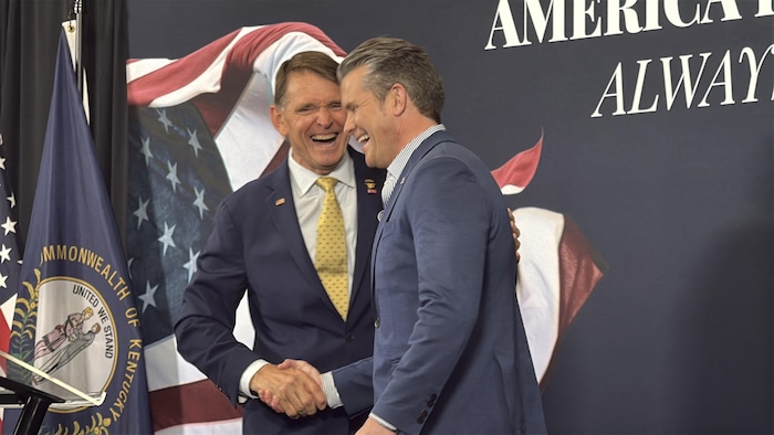 Le candidat républicain Ed Gallrein serre la main de Pete Hegseth, sur scène.