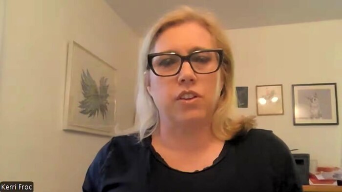 Kerri Froc interviewée par vidéoconférence.