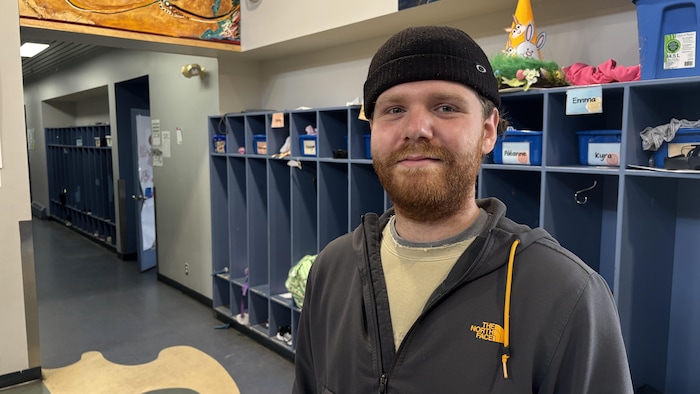 Keven Boulay, souriant, dans un couloir d'école.