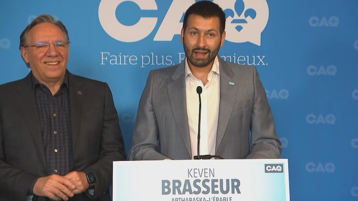 Keven Brasseur parle aux journalistes.
