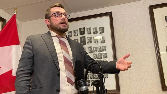 Kevin Arseneau répond à des questions dans un couloir de l'Assemblée législative.