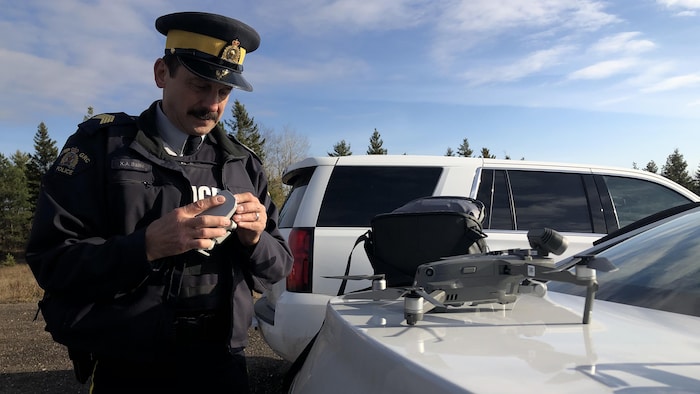 Kevin Baillie change la batterie d'un drone.