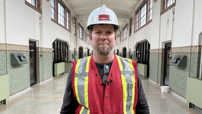 Kevin Colbran sourit à la caméra à l'intérieur de la station d'épuration Glenmore.