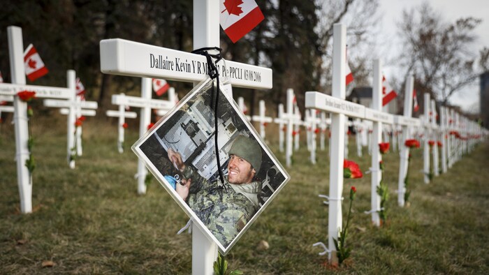 Croix à la mémoire du vétéran de l'Afghanistan Kevin Dallaire, au mémorial Field of Crosses de Calgary, sur laquelle est accroché sa photo.