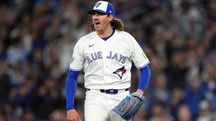 Le lanceur Kevin Gausman dans l'unforme blanc des Blue Jays. 