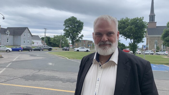 Un homme dehors, en veston