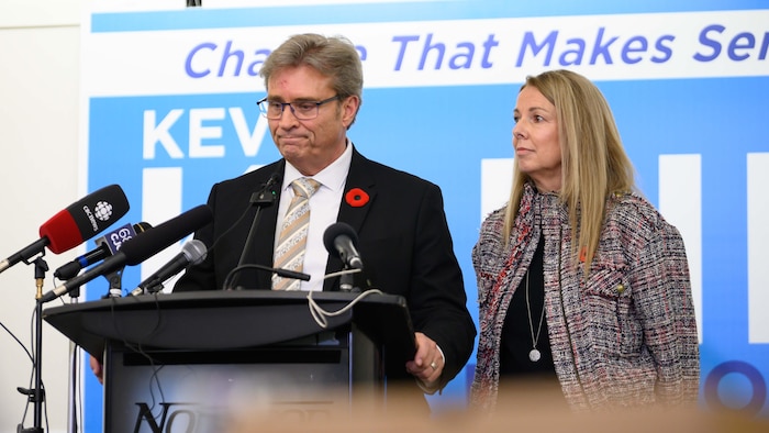 Kevin Klein derrière un pupitre.