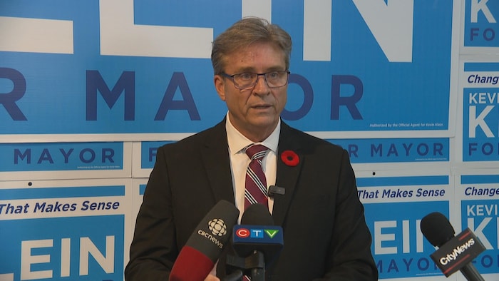 Scott Gillingham en train de parler aux médias.