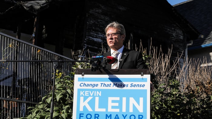 Kevin Klein lors d'une conférence de presse pour la course à la mairie de Winnipeg.