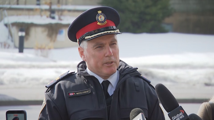 Le chef adjoint de la police de York devant les micros des journalistes.