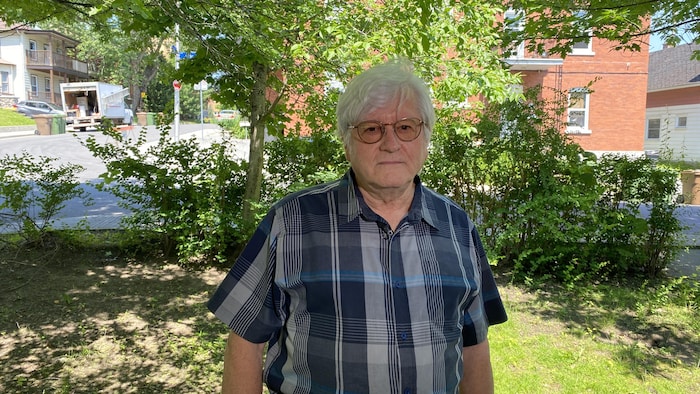 Kevin McKenna devant des arbres.