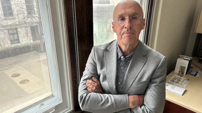 Kevin Page pose dans son bureau.