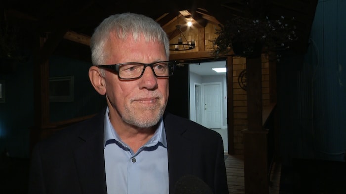 Une photo de Kevin Russell discutant avec un journaliste. 