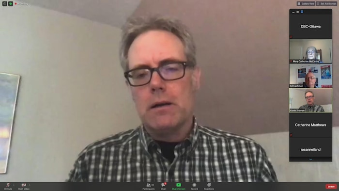 Kevin Skerrett, de la Coalition santé Ottawa, accorde une entrevue par vidéoconférence.