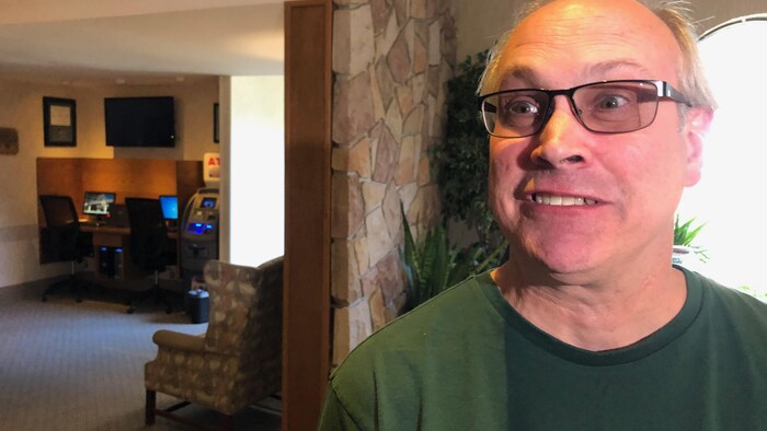 Kevin Smallwood parle au journaliste dans le hall d'un hôtel de Fredericton.