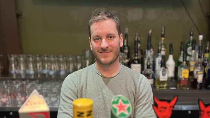 Kevin Turgeon croise les bras derrière le bar du Pub Goût Gueule.