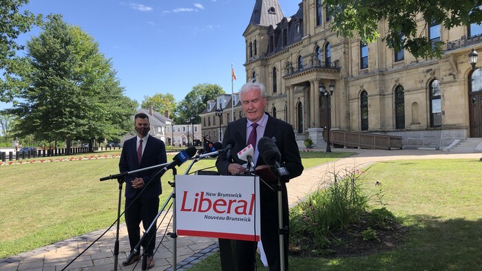 Le chef du Parti libéral du Nouveau-Brunswick, Kevin Vickers, s'adresse aux médias après que le premier ministre Blaine Higgs eut déclenché des élections durant une pandémie, le 17 août 2020.