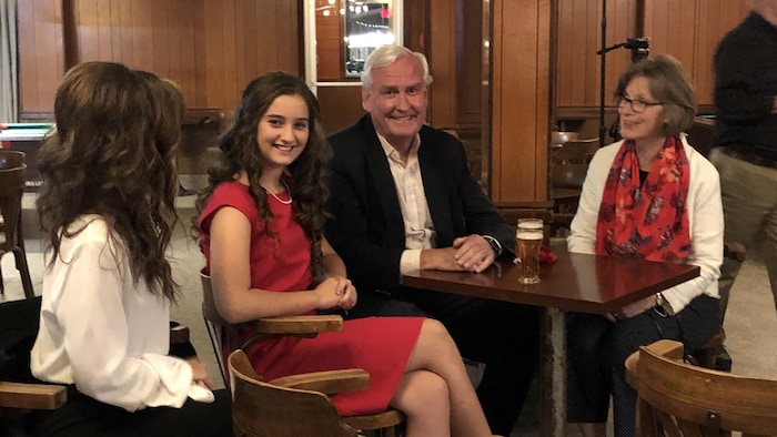 Le chef du Parti libéral du Nouveau-Brunswick, Kevin Vickers, assis à une table avec sa famille.