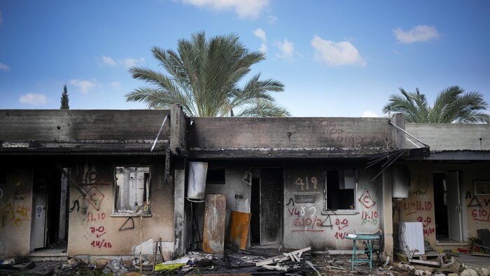Vue d'ensemble des dégâts encore visibles, fin novembre 2023, après l'attaque du Hamas du 7 octobre au kibboutz Kfar Aza.