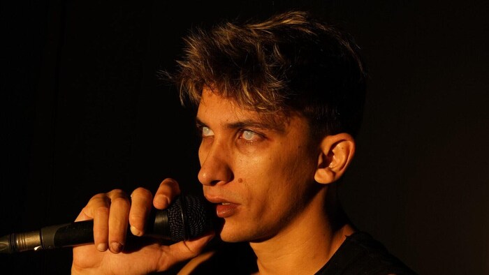 Le metteur en scène, interprète et compositeur palestinien Khalil Albatran sur scène dans son spectacle Khalil Khalil.