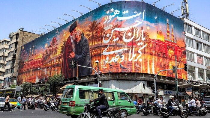 Une fresque à Téhéran représentant l'ayatollah Ali Khamenei prenant dans ses bras le général Qassem Soleimani, assassiné par les États-Unis à Bagdad, le 3 janvier 2020.