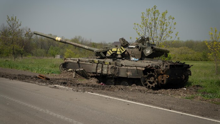 Un char russe sur le côté de la route.