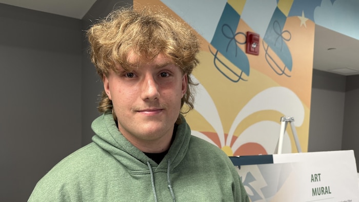 Kholton Leger, joueur de hockey au secondaire à North Bay, en chandail vert.