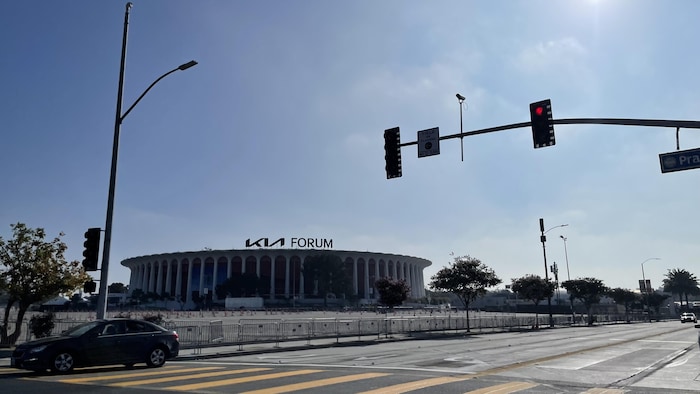 Le Kia Forum au bord d'une avenue.