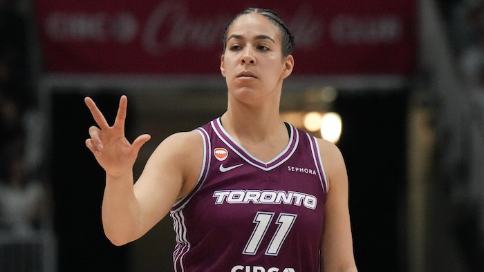 Kia Nurse fait un signe de la main lors d'un match du Tempo contre les Mystics de Washington, le 8 mai 2026 à Toronto.
