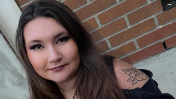 Portrait de Kiana McDermott, une jeune femme autochtone de 24 ans.