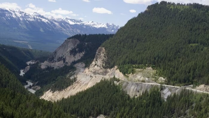 Construction d'un tronçon de 4,8 kilomètres d'autoroute traversant le canyon Kicking Horse à l'est de Golden, en Colombie-Britannique