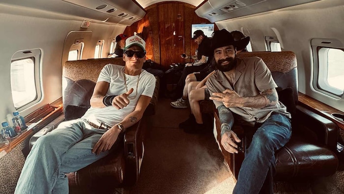 Deux chanteurs dans un jet privé.