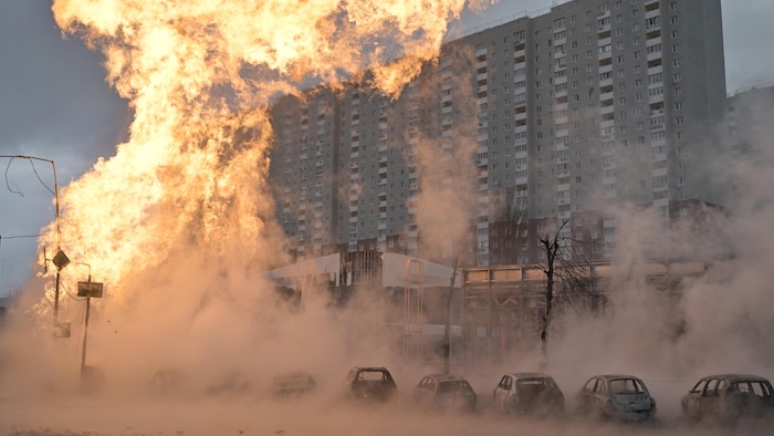 لقطة لآثار ضربة صاروخية روسية على العاصمة الأوكرانية كييف صباح اليوم.